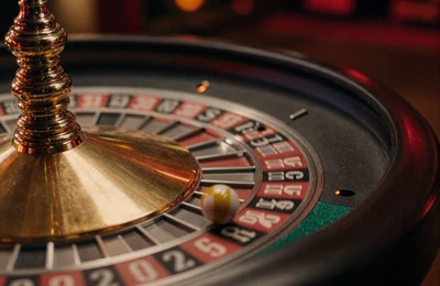 Live Roulette Tisch mit drehendem Rad bei Dragonia Casino