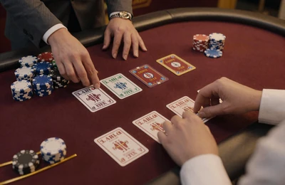 Live Blackjack Tisch mit Karten und Chips bei Dragonia